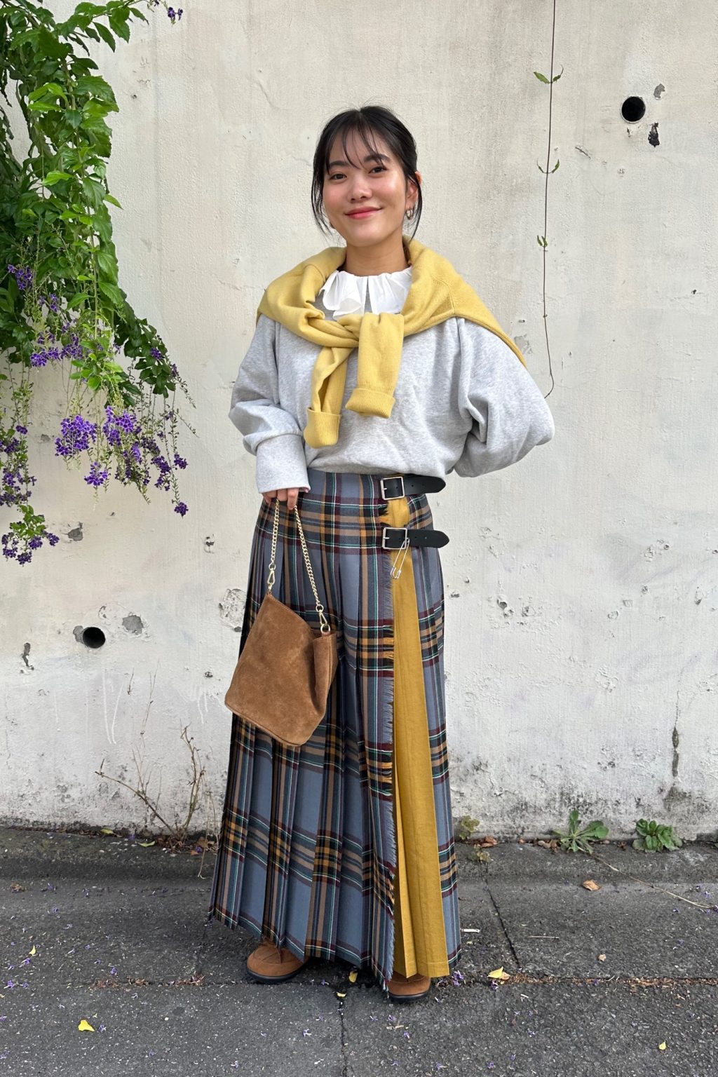 フリークス ストア プレス 田中梨央奈さんの私服ファッションスナップ。トラッドな秋色チェックスカートを主役にスウェットでこなれ感アップ