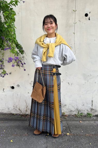 フリークス ストア プレス 田中梨央奈さんの私服ファッションスナップ。トラッドな秋色チェックスカートを主役にスウェットでこなれ感アップ