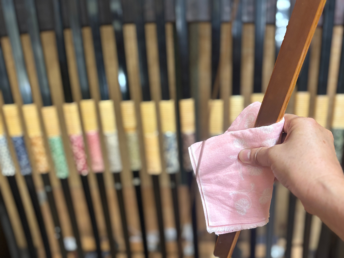 手ぬぐいは弓道の道具・弽(ゆがけ)を包むのにも使える