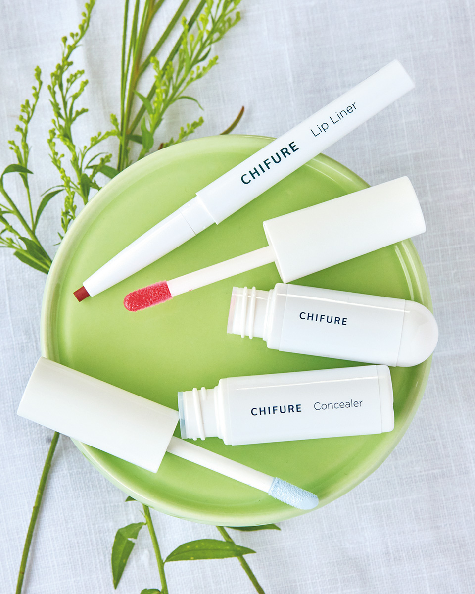 ちふれ リップ ライナー 541 レッド系 ¥572 ティント リップ ジェル 214 ローズ系¥1,100 コンシーラー 3 ライト ブルー ¥880