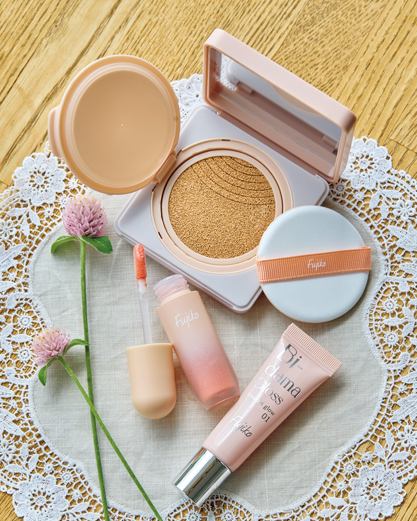 フジコ デュアルクッション 全2色 SPF50+·PA++++ ¥2,420 メロメロチーク 全2色 ¥1,760 ビー玉グロス ¥1,540