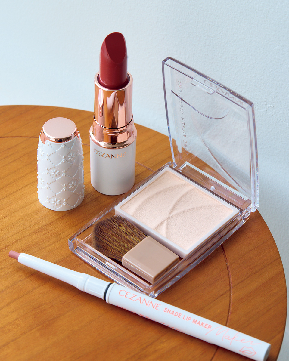 セザンヌ トーンフィルターハイライト 01 フィルターベージュ ¥693 ラスティングステイリップカラー 全3色 ¥715 影色リップメイカー 03 ¥660