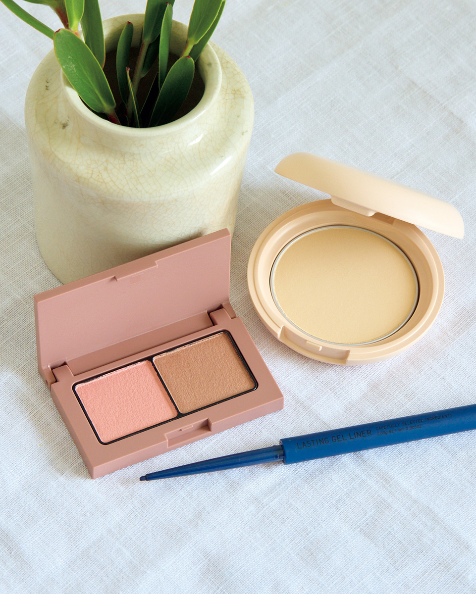 エテュセ スキンケアパウダー (プレスト) シ アーベージュ SPF35·PA+++ ¥2,640(編集部調べ) アイエディション (カラーパレット) a 22 ピオニートープ ¥1,540(編集部調べ) ラスティング ジェルライナーa 19 インディゴブラック ¥1,430(編集部調べ)