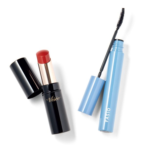 右・ウルトラ WP マスカラ（カール） 01 ¥1,320（編集部調べ）／ファシオ（コーセー） 左・ニュアンス マット ルージュ RD440 クラシックレッド ¥1,540（編集部調べ）／ヴィセ（コーセー）