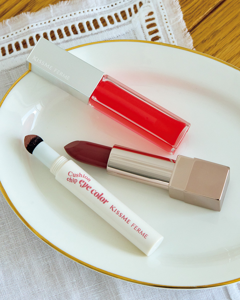 キスミー フェルム ヒアルガラスリップ 02 ゼリーレッド ¥1,540 ルージュアクト 50 ピンクアールグレイ(数量限定)¥1,650 クッションチップアイカラー ¥1,320