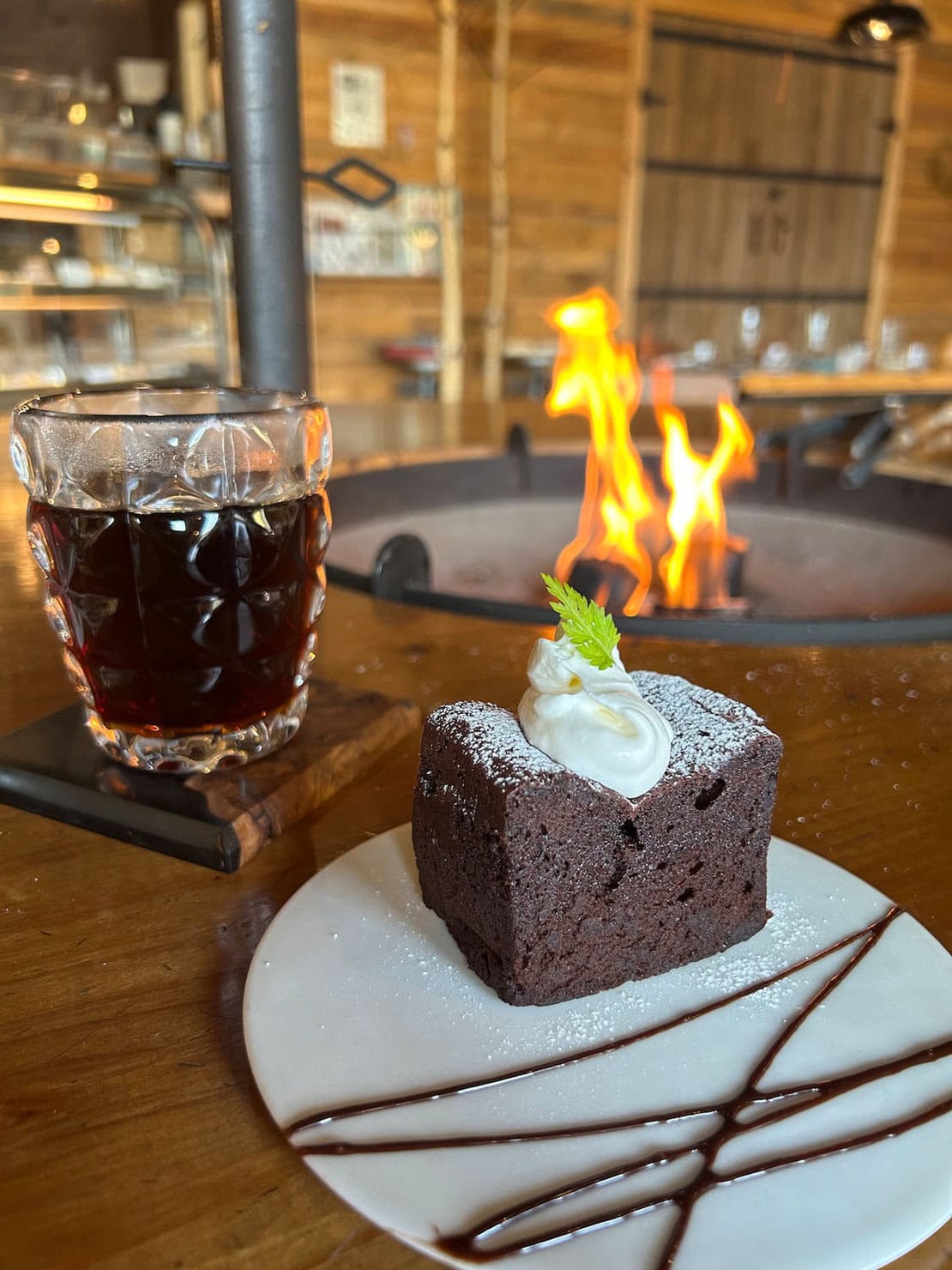 ヤエイブレンド(中深煎り/HOT)と、濃厚なガトーショコラ