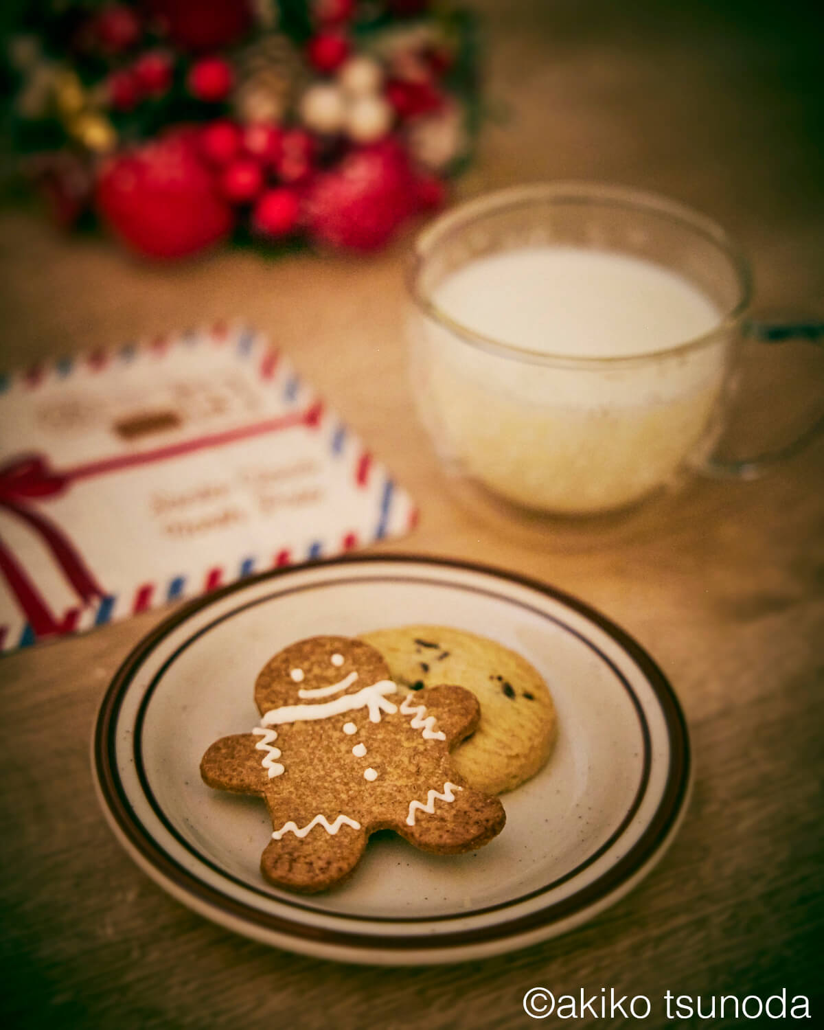クリスマスイブの準備｜サンタさんたちの大好きなジンジャーやチョコチップなどが入ったクッキーとミルク