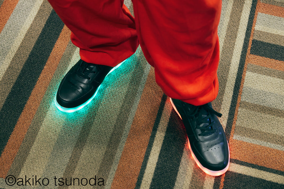 クリスマスカラーに光るスニーカーを履いたサンタさん