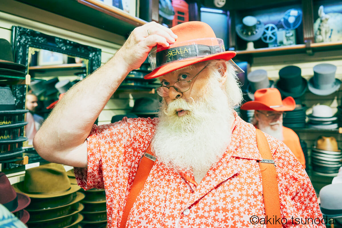 帽子屋さんで帽子を選ぶサンタさん