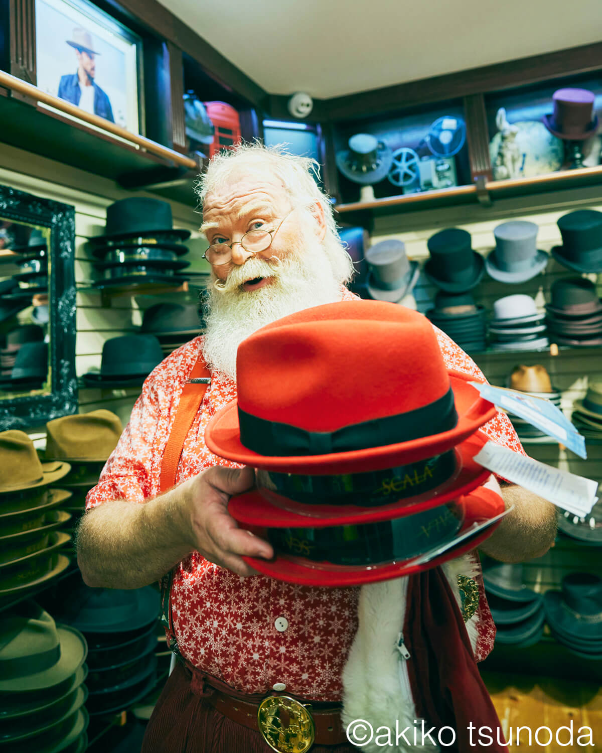 帽子屋さんで帽子を選ぶサンタさん