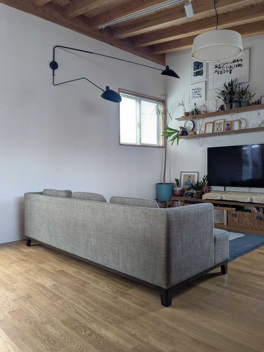 ソファーは季節によって配置を変えてみるのもおすすめ