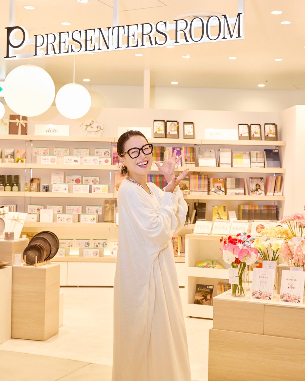 【もらってうれしいプレゼントが見つかるお店】 ギフト専門店ならではのセンスのいいアイテムがズラリ。贈り物上手な石岡真実さんと素敵なギフトを発見！ ※読者特典あり