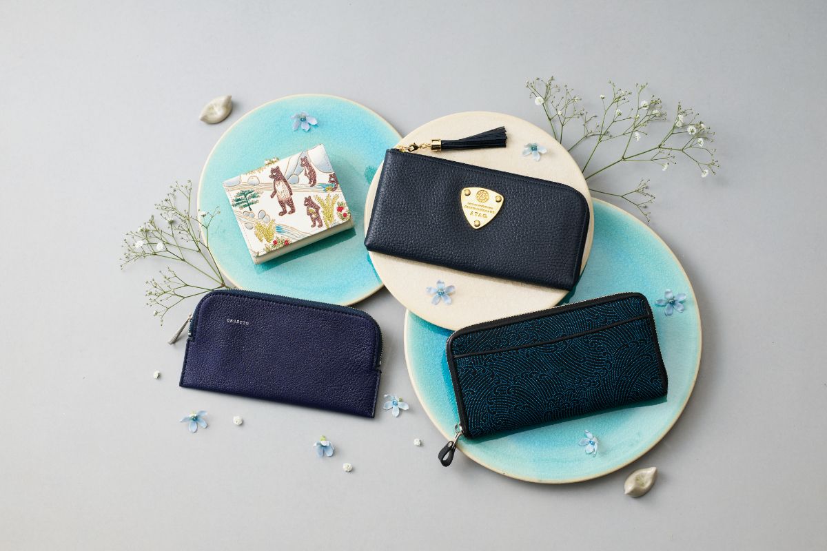 2026年の開運財部ポイント❶水のモチーフで「火」を抑える 右上:長財布¥29,700/アタオ(スタジオアタオ) 右下:長財布¥29,700/前川印傳(浅草前川印傳 オレンジ通り店) 左上:三つ折り財布¥28,600/大関の文庫革(アッシュ・ペー・フランス) 左下:長財布¥20,900/オルセット(オルサ)