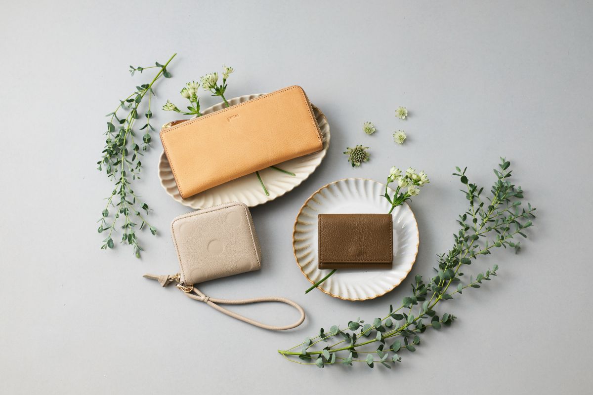 2026年の開運財布選びのポイント③「火」を安定へと導く、アースカラー上:長財布¥ 29,700/ゲンテン(クイーポ) 中:二つ折り財布¥10,890/ペルケ(アンビリオン) 下:三つ折り財布¥12,100/タイドウェイ(タイドウェイ原宿店)