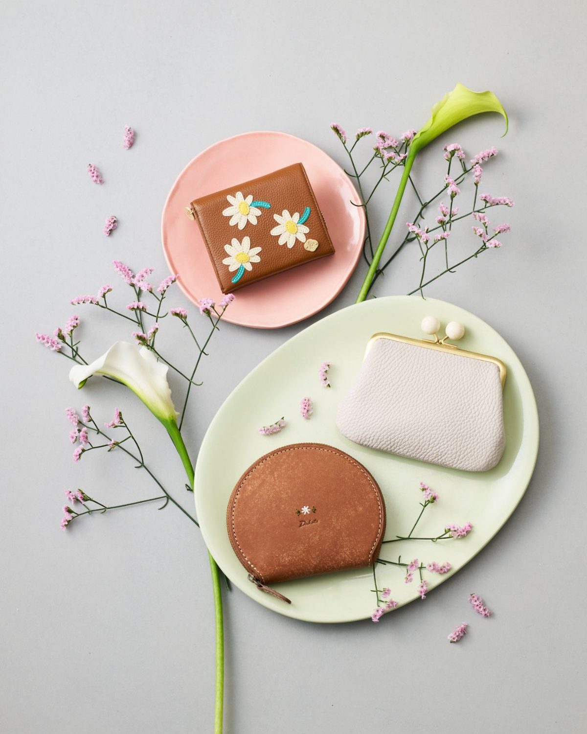 家庭運を高める丸いモチーフ【2026年の開運財布の選び方】人気占い師・大串ノリコさん監修! 今年幸運を呼び込む注目の色やモチーフ、新調すべき開運日は?