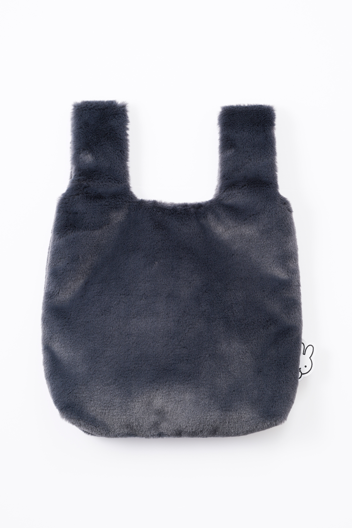 リンネル2026年2月号付録、ミッフィーのファーバッグは、レジ袋のような形状でものを入れやすい。