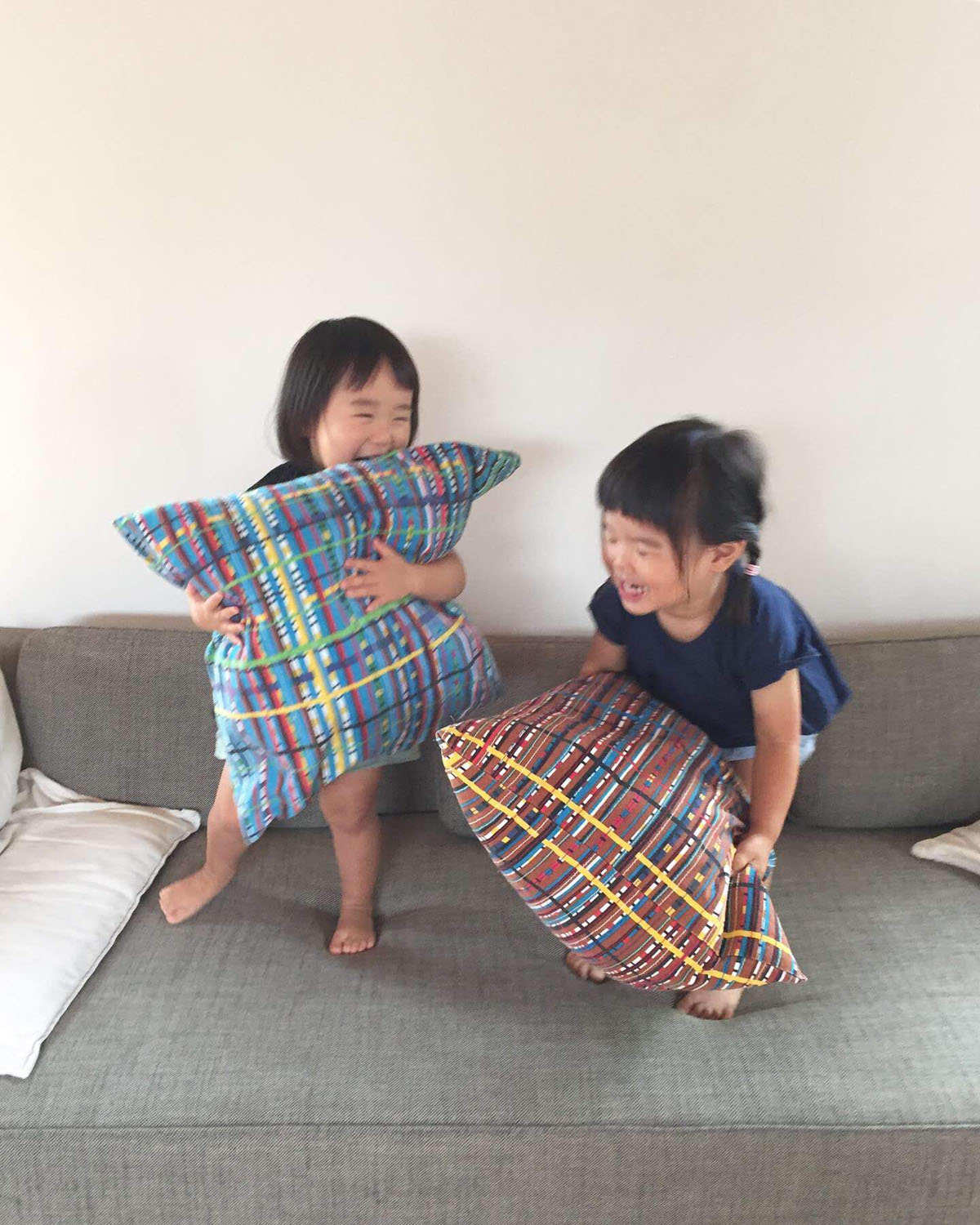 シンプルなソファーに合わせたいクッション