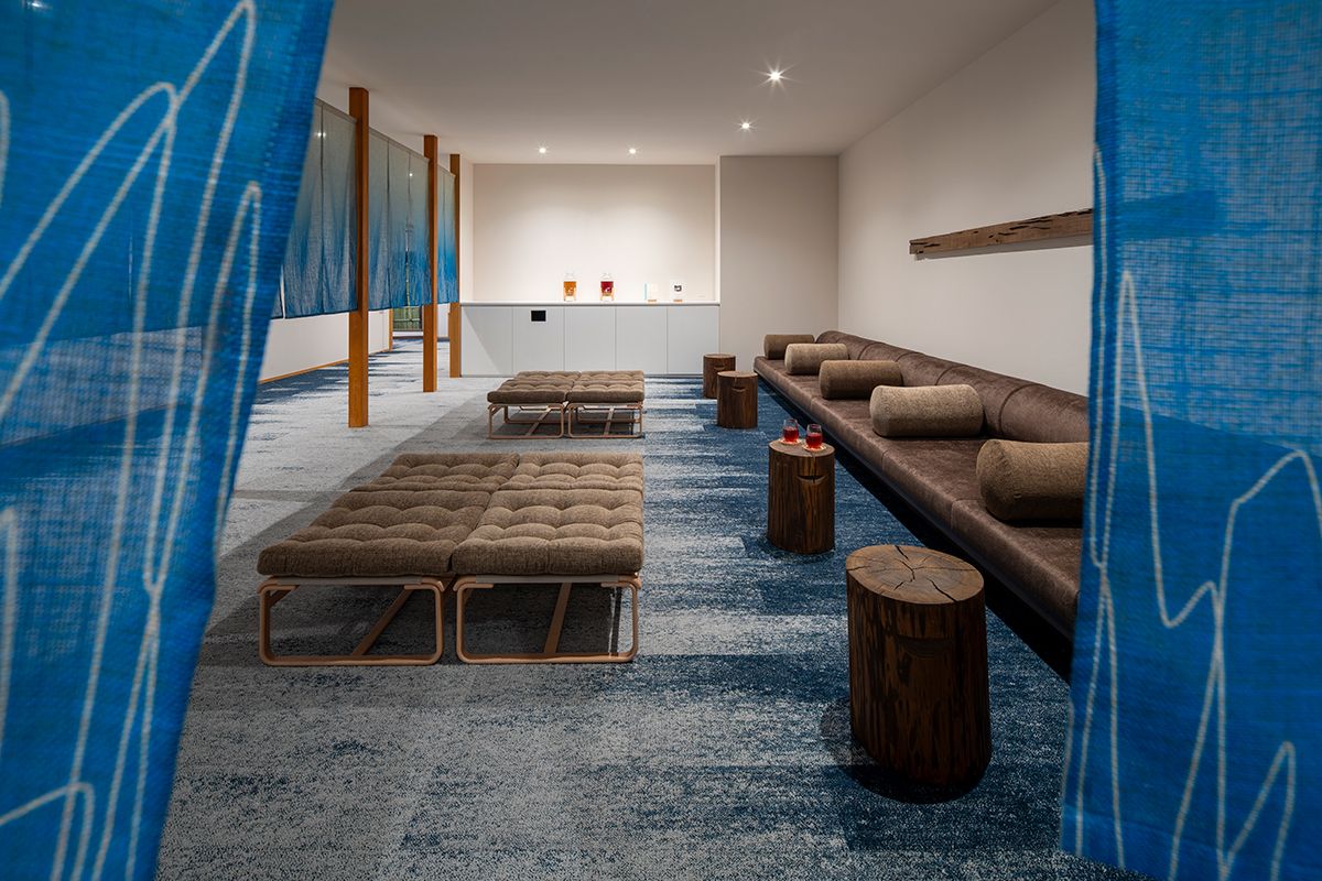 さわやかな空気漂う湯上がり処では、ゆったりと手足を伸ばして