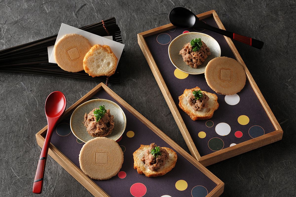 先付けの「牛テールのディップ 仙台麩」は、仙台麩をディップして牛テールを贅沢に味わえる