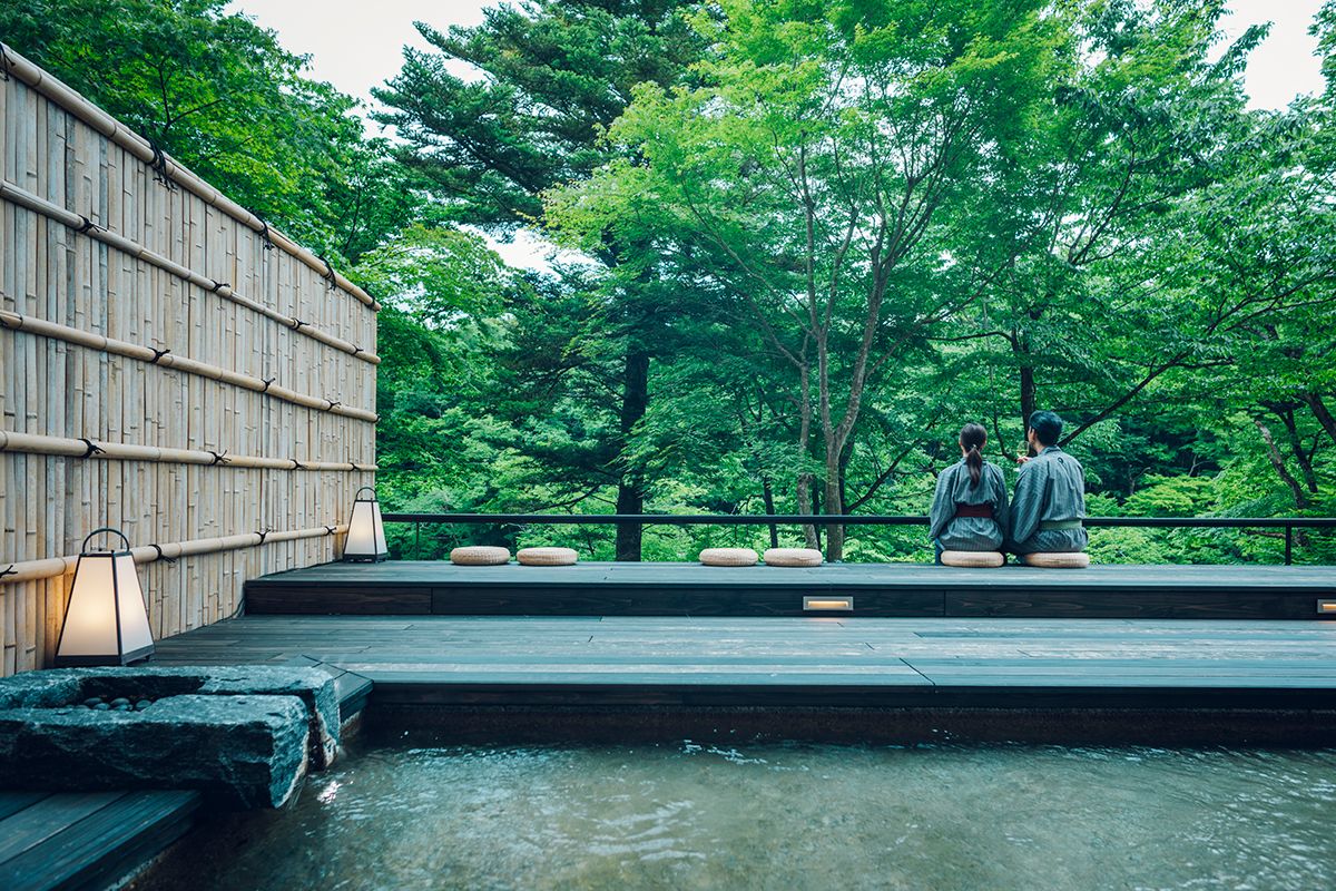 「界 秋保」は足湯だけでなく、テラス部分に座れるスペースも