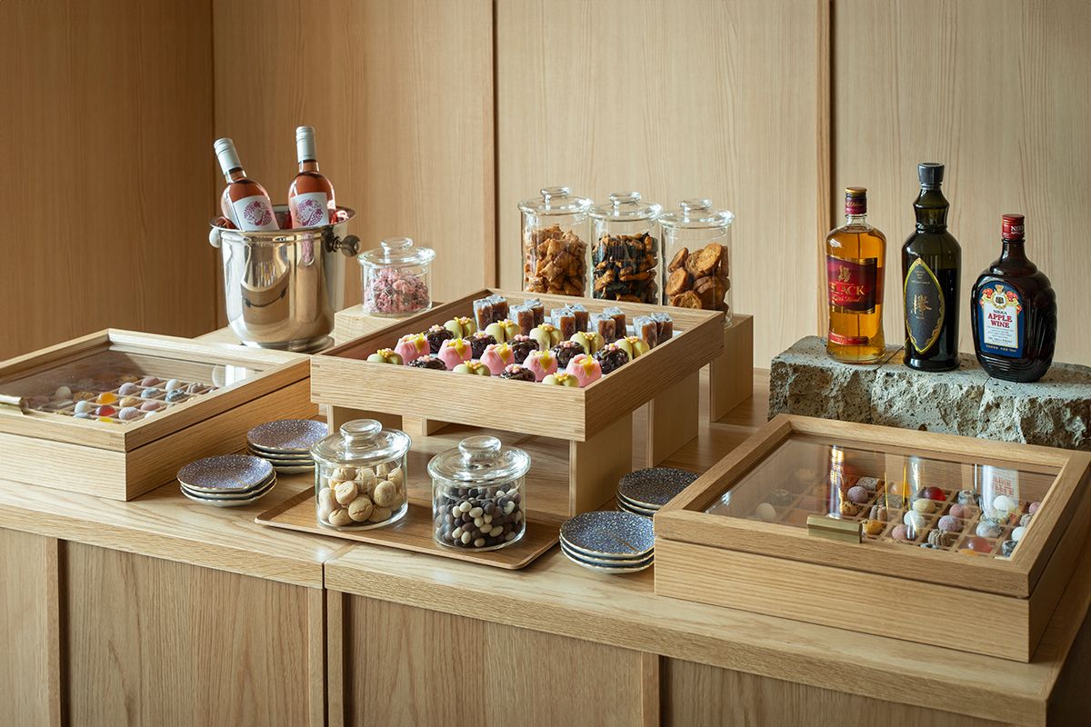 地元のワインやお菓子なども「界 秋保」のラウンジスペースに取り揃えられています。