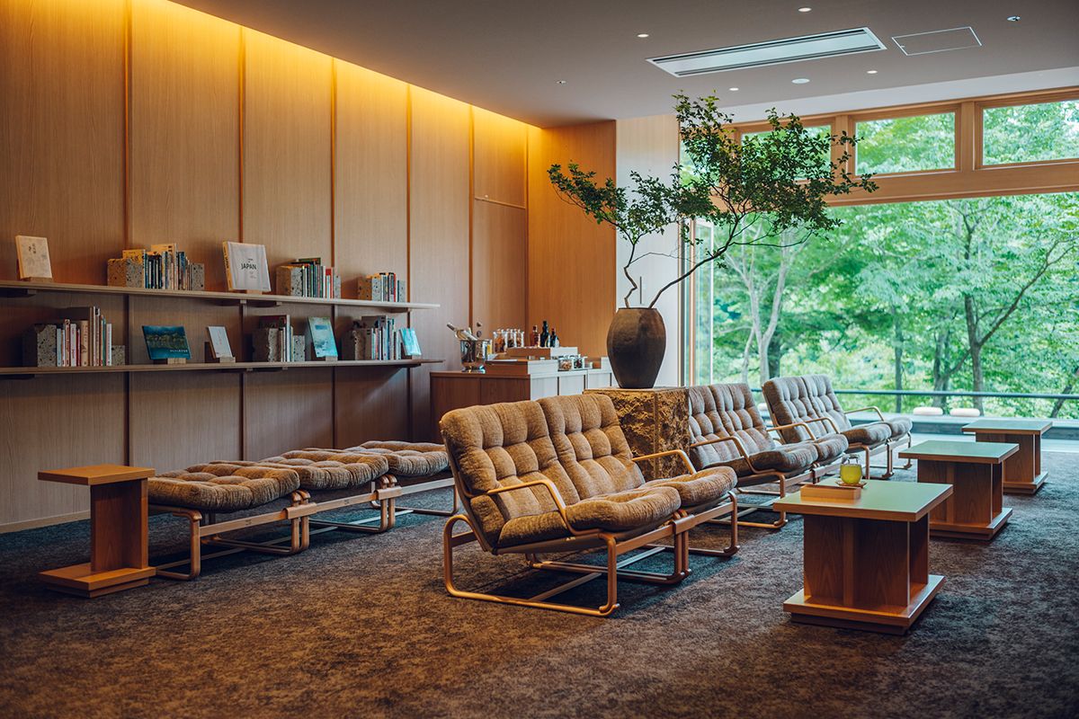 ラウンジスペースは、時間を忘れてゆるりと過ごせる開放的な空間に