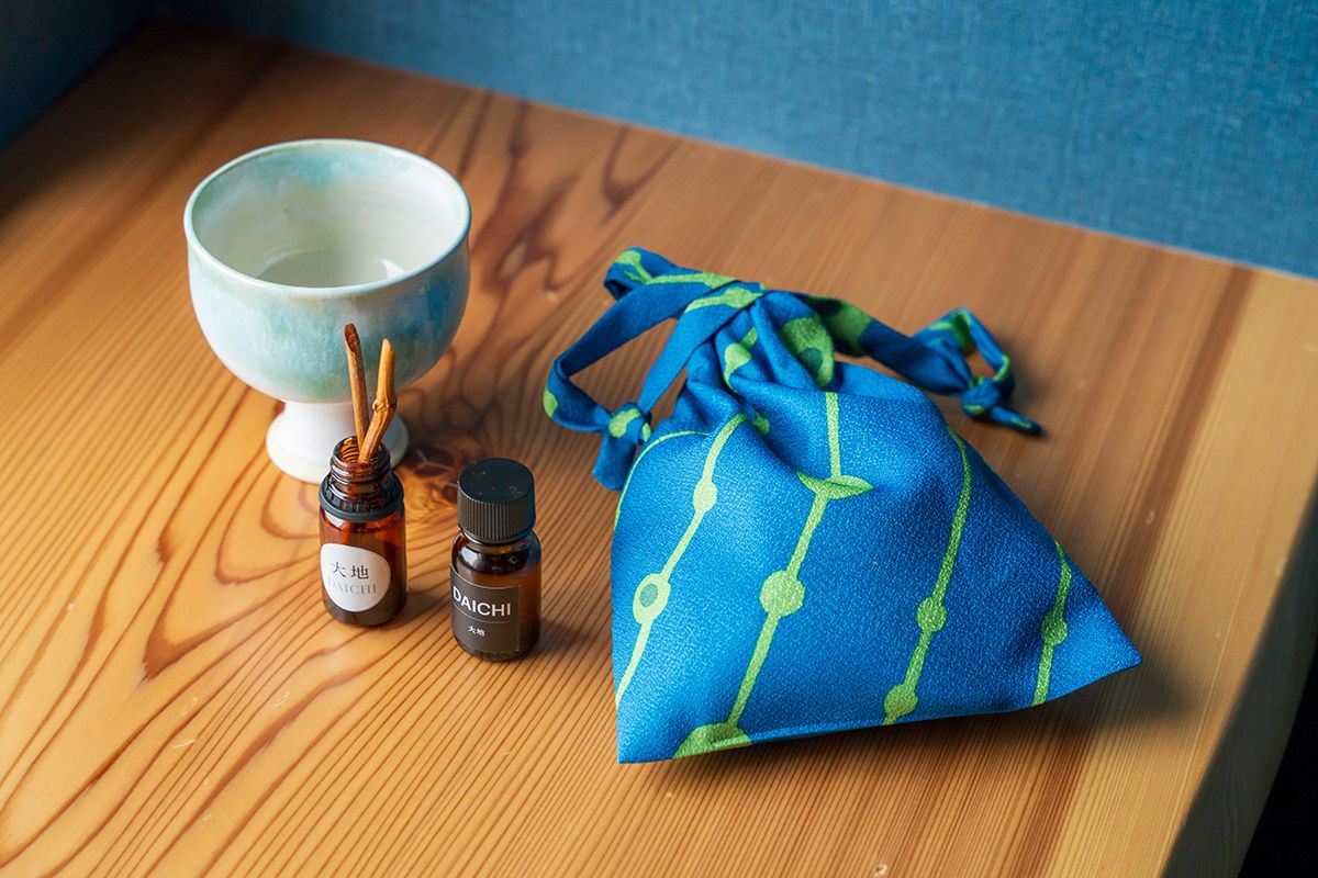 香木「伽羅（きゃら）」の香りをイメージした匂い袋と、「源泉芳香浴」で使用する2種類のアロマオイル