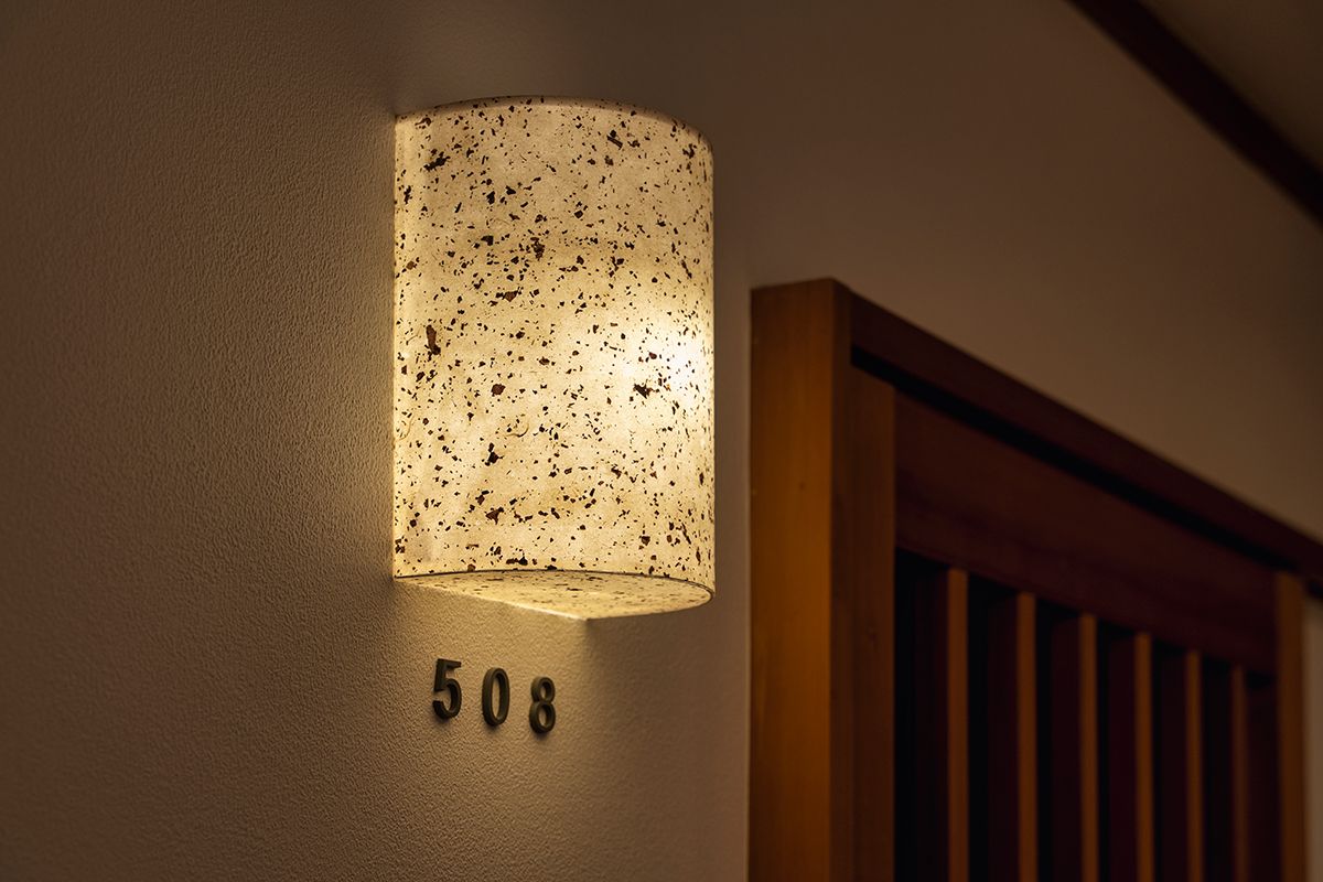 宮城県の伝統工芸である「白石和紙の行灯」がおでむかえ