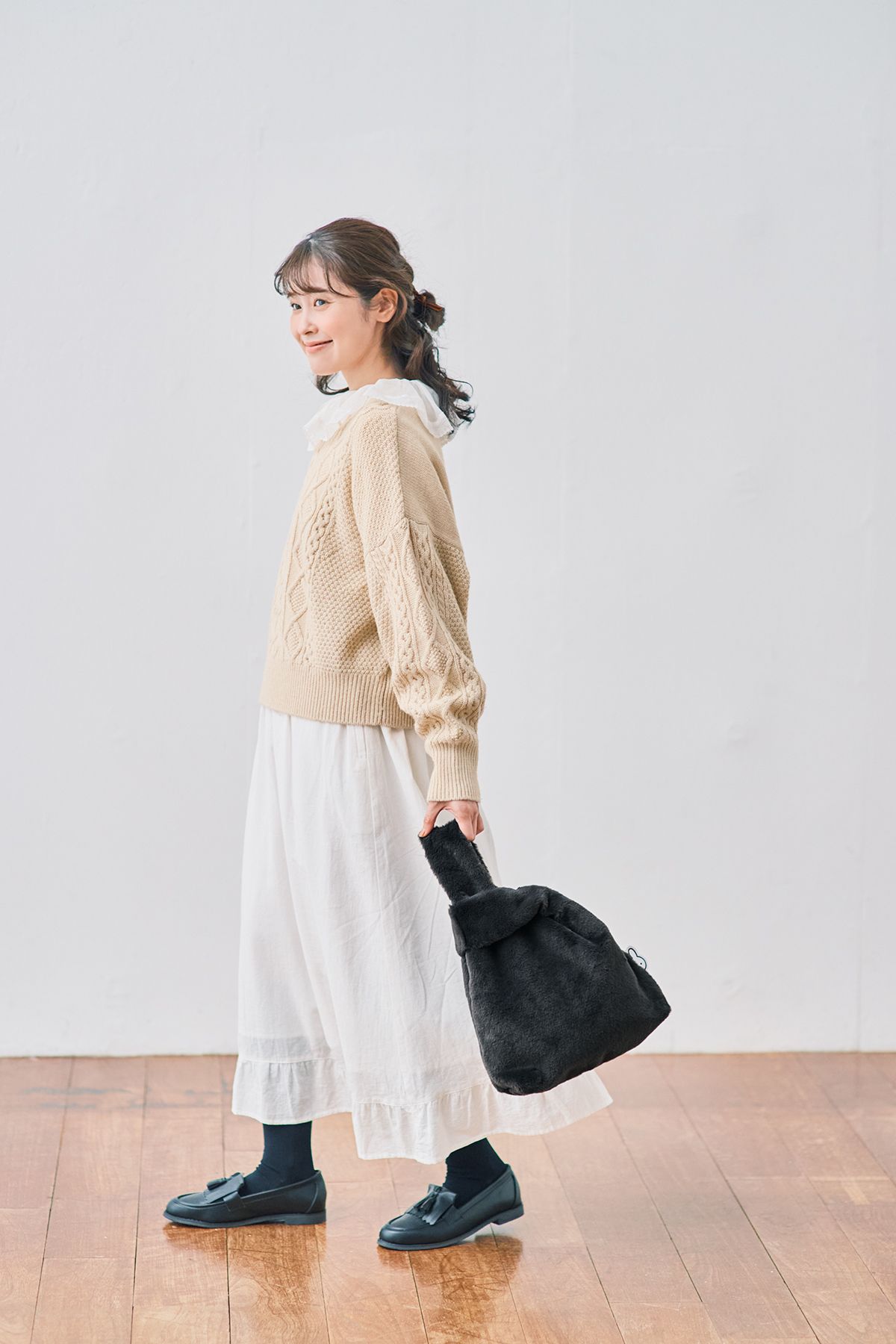 カジュアルなコーデから、ガーリー、シックなど……ミッフィーのファーバッグは、コーデやスタイルを選ばないモノトーン配色がポイント！