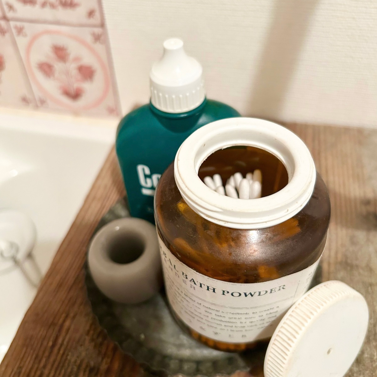 MARKS&WEB（マークスアンドウェブ）のバスソルトの容器を綿棒入れに