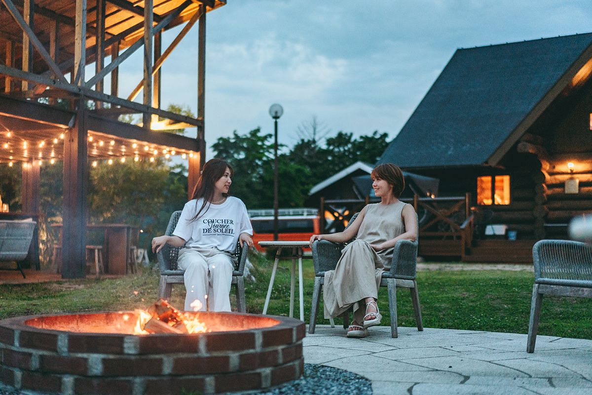 外には、ホッと温まれるファイヤープレイスがあります！