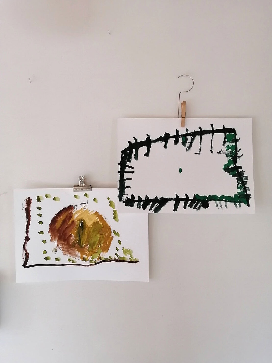 絵はインテリアとして壁にランダムに並べてもかわいい