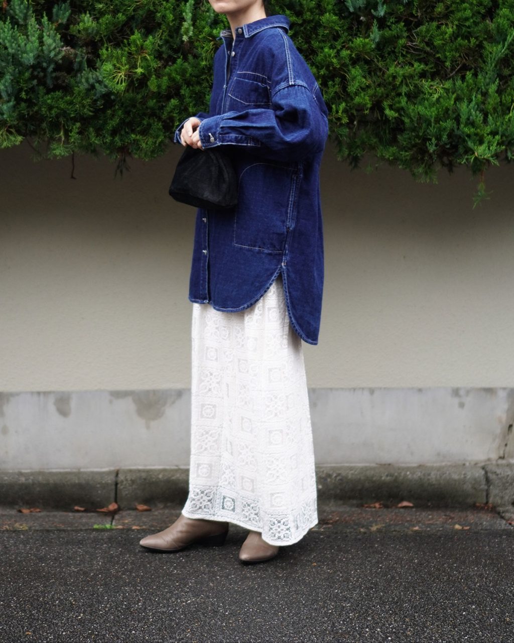 ビッグシルエットのデニムシャツにレースを合わせたコーデ