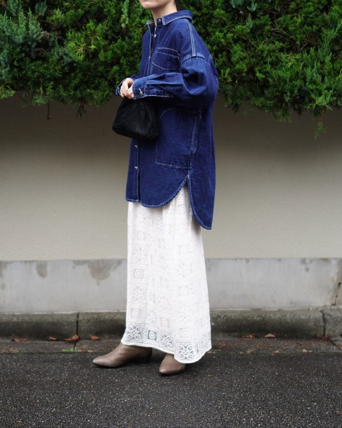 ビッグシルエットのデニムシャツにレースを合わせたコーデ