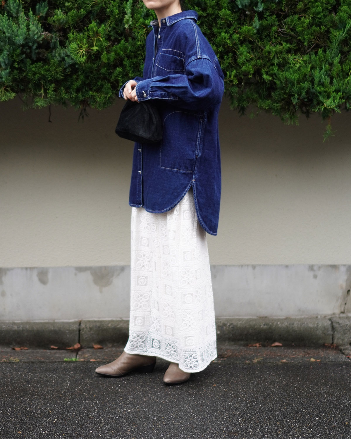 ビッグシルエットのデニムシャツにレースを合わせたコーデ