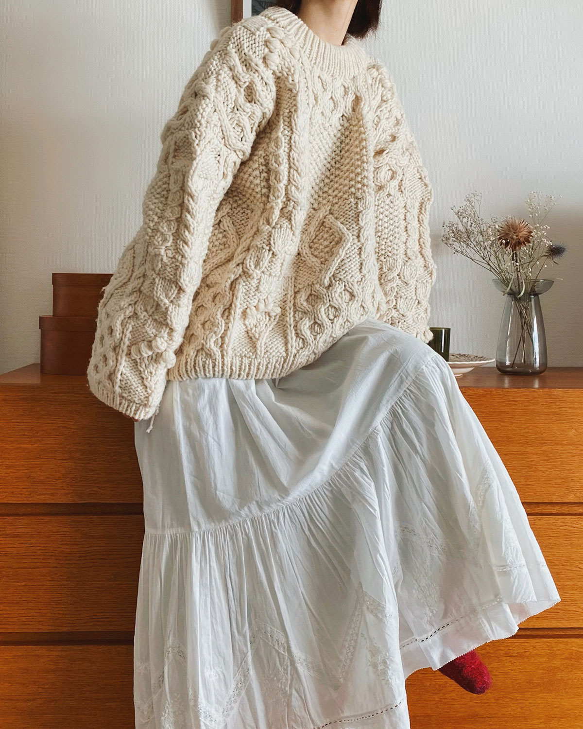 ニット×レーススカートのオールホワイトコーデ