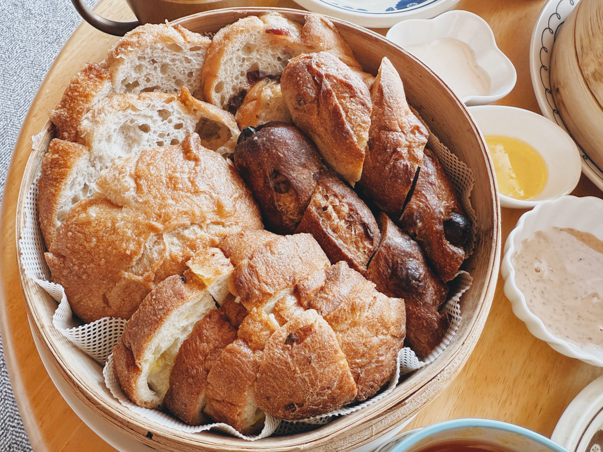 蒸篭でハード系のパンを蒸すと、むっちりふわふわに