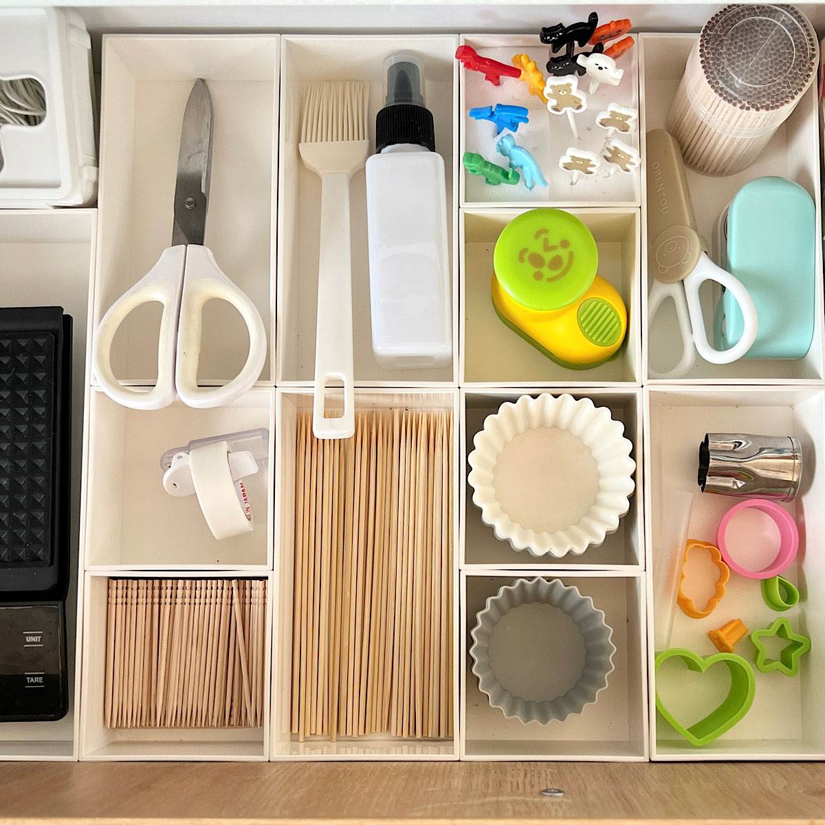 素敵なキッチン おかずカップやピックをさっと取り出せる仕組みに