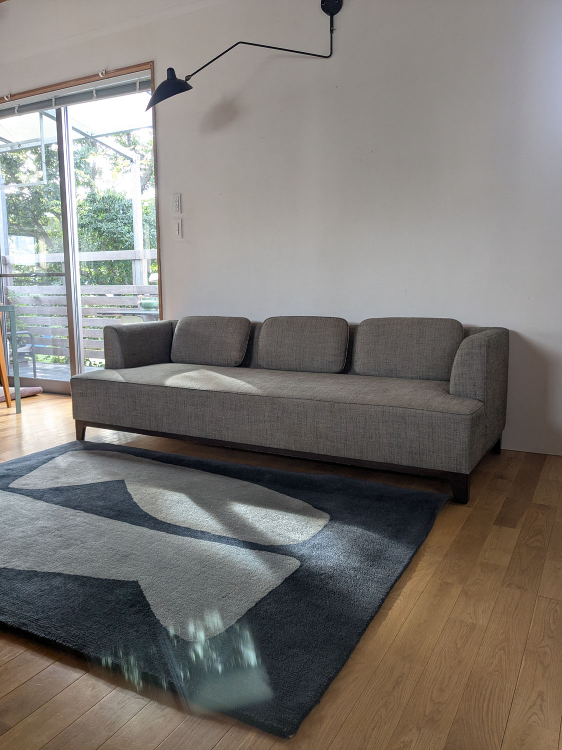 IDÉE AGLAS SOFAのネーミングの由来は、あぐらをかいて座れるソファ。