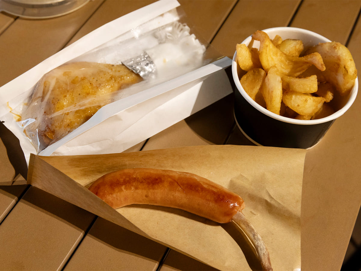 【ハウステンボスのクリスマス2025】クリスマスマーケットは、骨付きソーセージ、クリスマスフライドチキン～レモンステーキ風～などお肉メニューも豊富