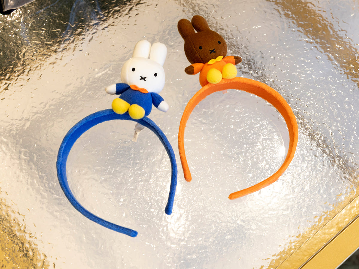 【長崎・ハウステンボス「ミッフィーエリア」のおすすめグッズ】ナインチェぬいぐるみカチューシャ(¥2,000)、メラニーぬいぐるみカチューシャ(¥2,000)