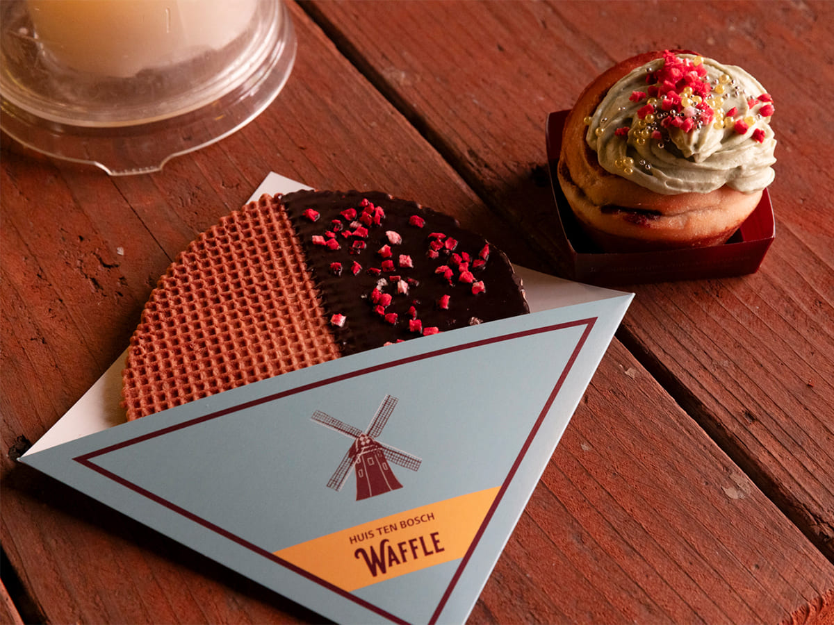 【ハウステンボスのクリスマス2025】クリスマスマーケットのシナモンロールやストロープワッフルでスイーツも満喫