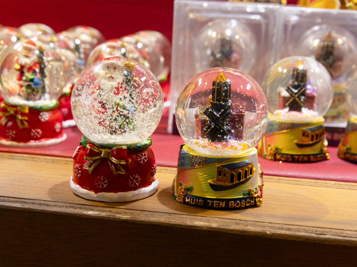 【ハウステンボスのクリスマス2025】クリスマスマーケットのスノードームがかわいい