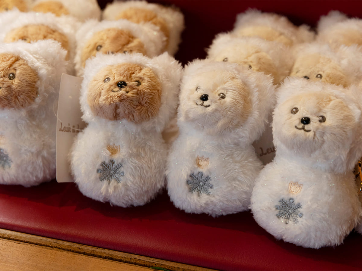 【ハウステンボスのクリスマス2025】クリスマスマーケットでは、ハウステンボスのキャラクター「ルーク＆ルーナ」が雪だるまに