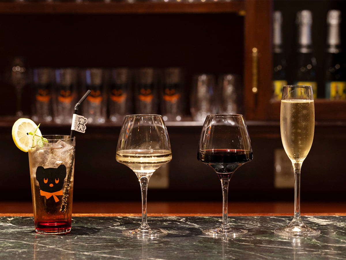 【ハウステンボスのクリスマス2025】ディックブルーナとのコラボのバーでは、カクテルやワインが楽しめる！