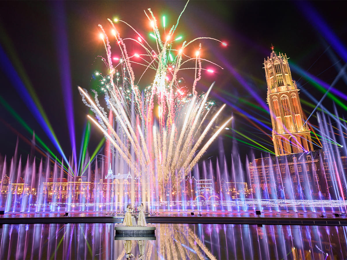 【ハウステンボスのクリスマス2025】シャワー・オブ・ライツで花火と生パフォーマンスを満喫！