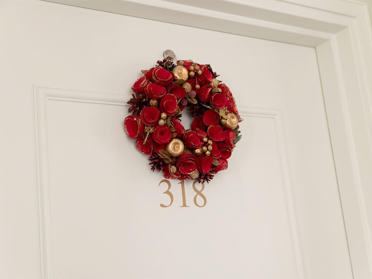 【ハウステンボスのクリスマス2025】ホテルアムステルダムの客室は、クリスマスリースがお出迎え