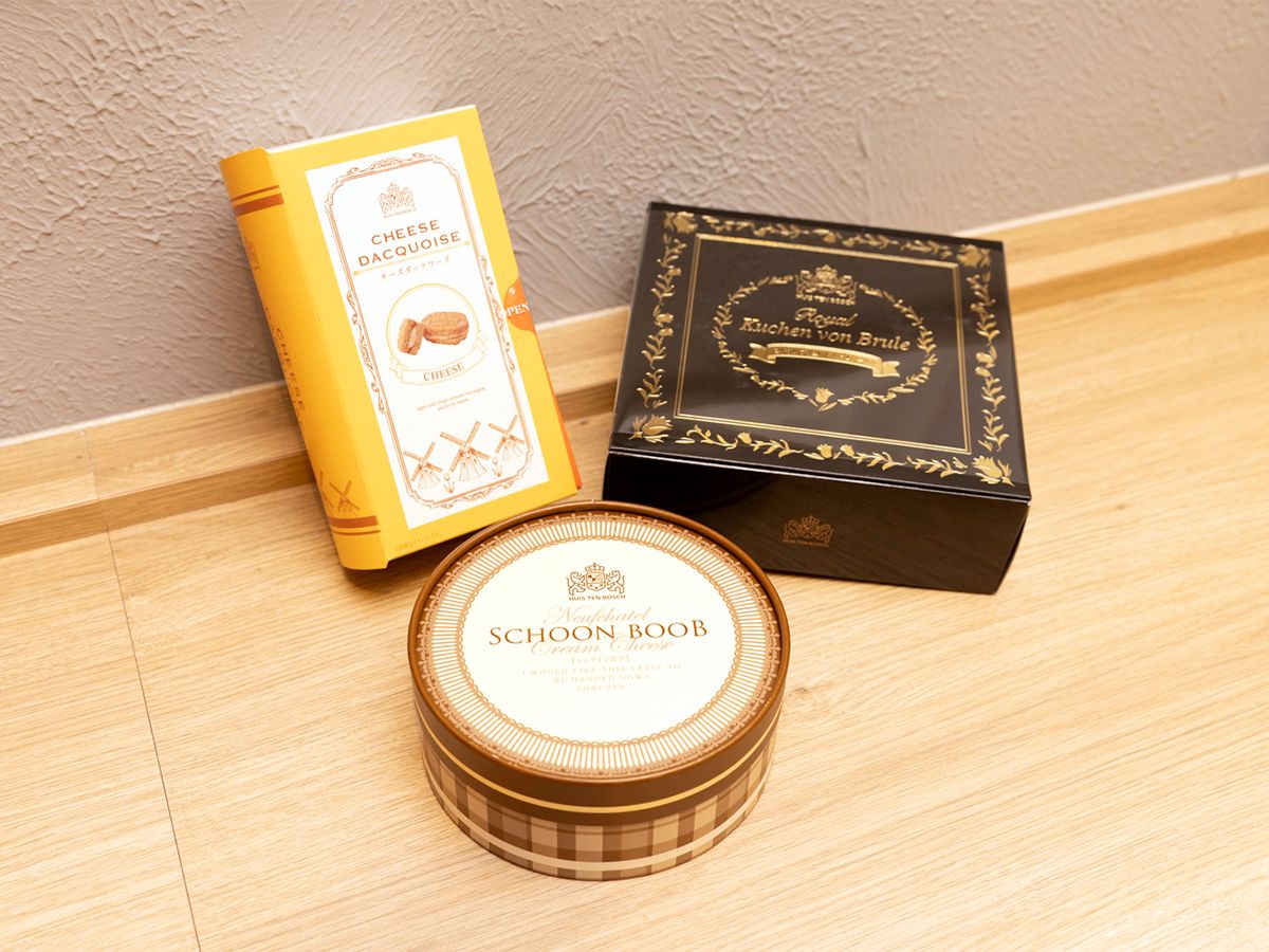 【ハウステンボスのおすすめおみやげスイーツ】ロイヤル ブリュレ ド バウムクーヘン（￥1,900）、チーズケーキ シュフォンボブ（￥1,500）、チーズダックワーズ（￥900）