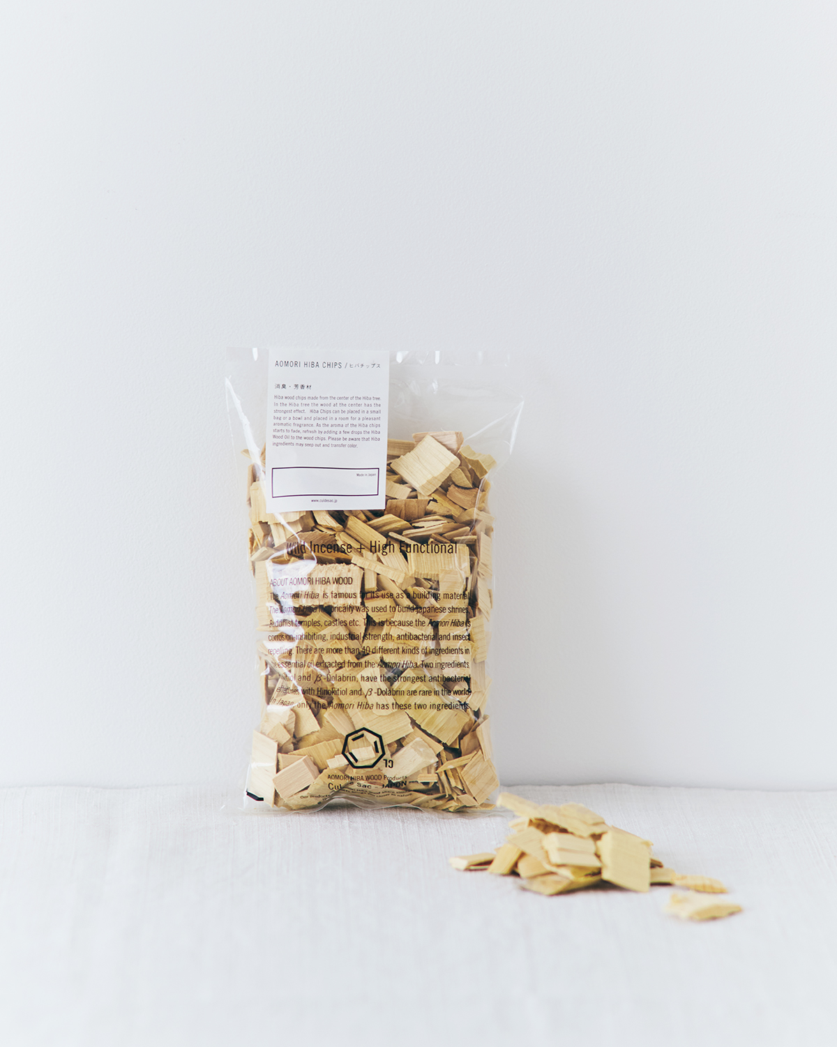 【プレゼントにおすすめの暮らしアイテム】カルデ サック ジャポンのヒバチップ_smallは、湿気を吸って消臭効果も!