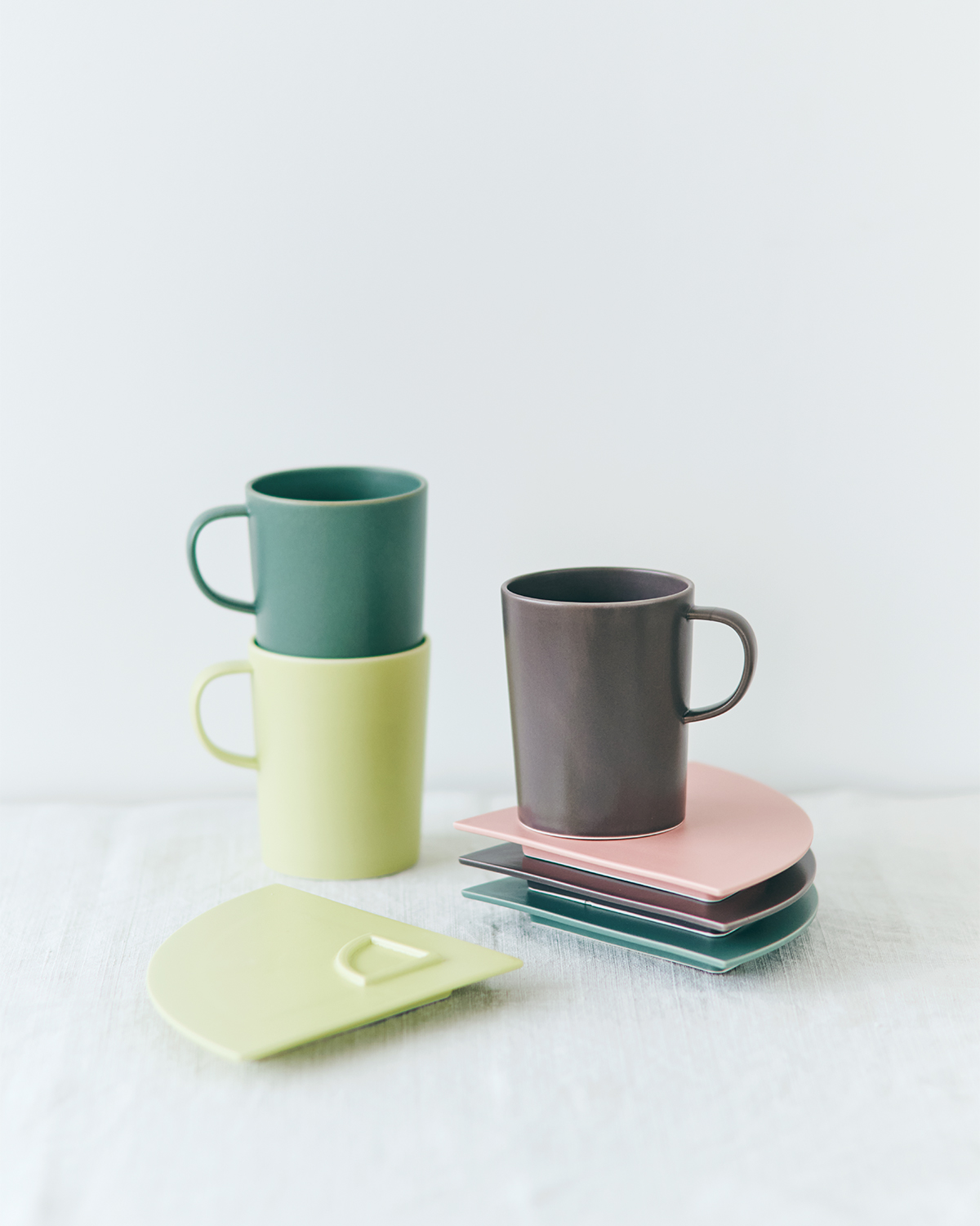 【プレゼントにおすすめの暮らしアイテム】zen toの1991 マグカップ、1991 ソーサーは、ソーサーを並べると円になるデザインも魅力的!